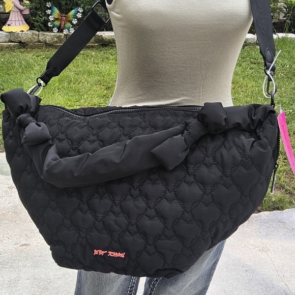 BETSEY JOHNSON BLACK NYLON QUILTED HEARTS XLARGE SLING BAG w/BOWS - Picture 6 of 12